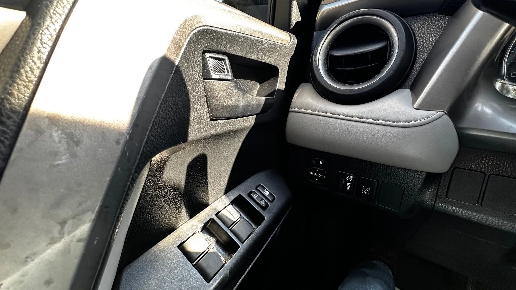 Used 2018 Toyota RAV4 XLE image 13