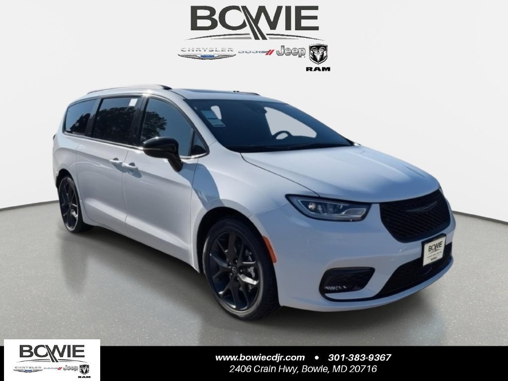 New 2026 Chrysler Pacifica Limited w/ Uconnect Theater Family Group