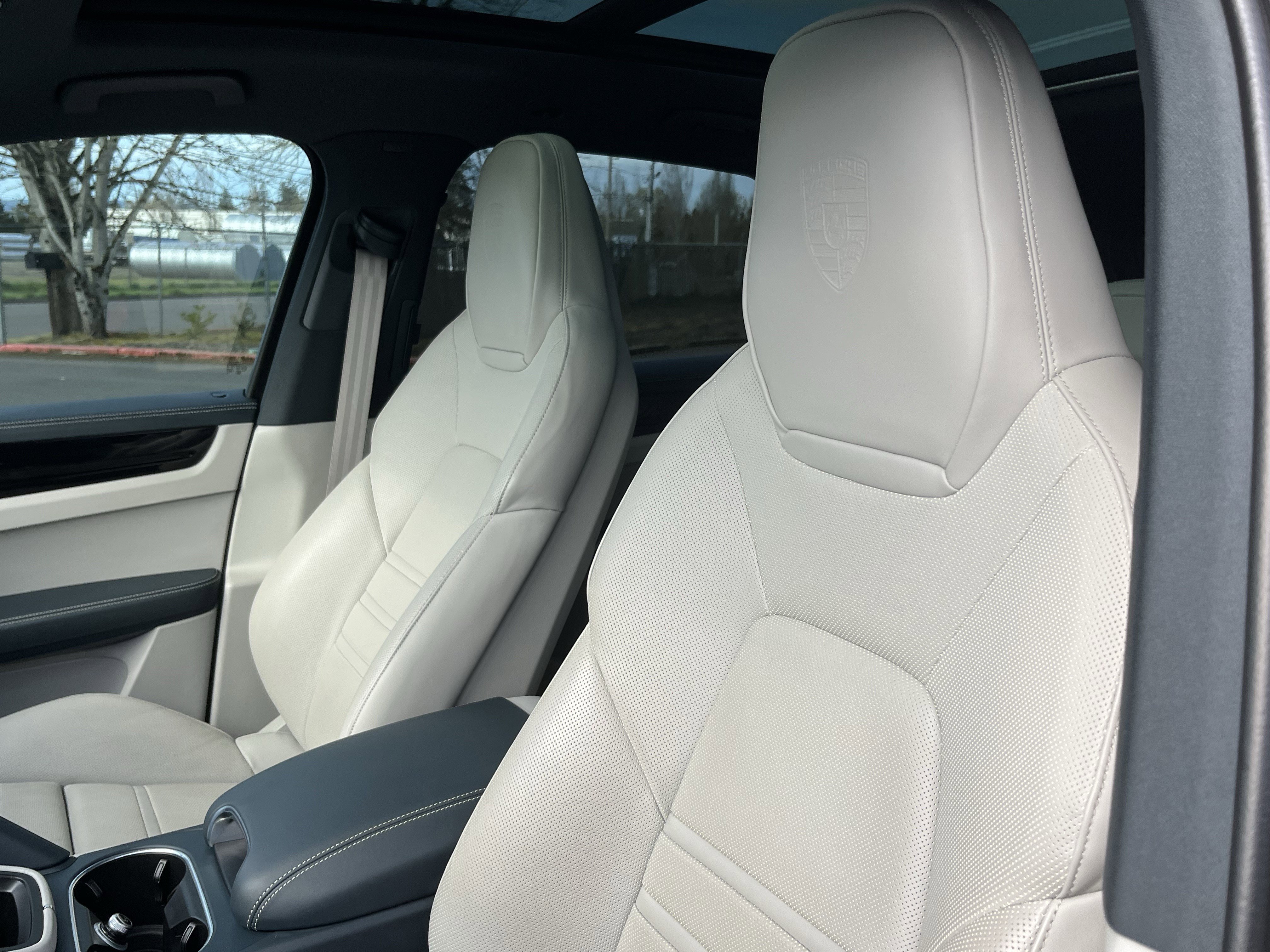 Used 2023 Porsche Cayenne Platinum Edition image 18