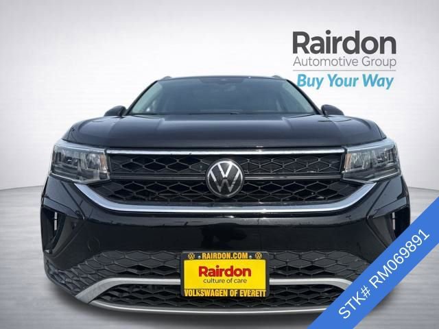 Used 2024 Volkswagen Taos SE image 2