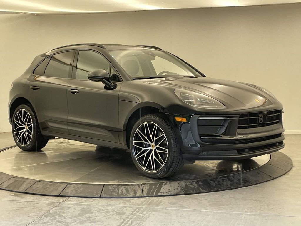 Certified 2025 Porsche Macan AWD/4WD image 9
