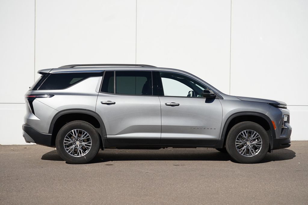 Used 2025 Chevrolet Traverse LT image 2