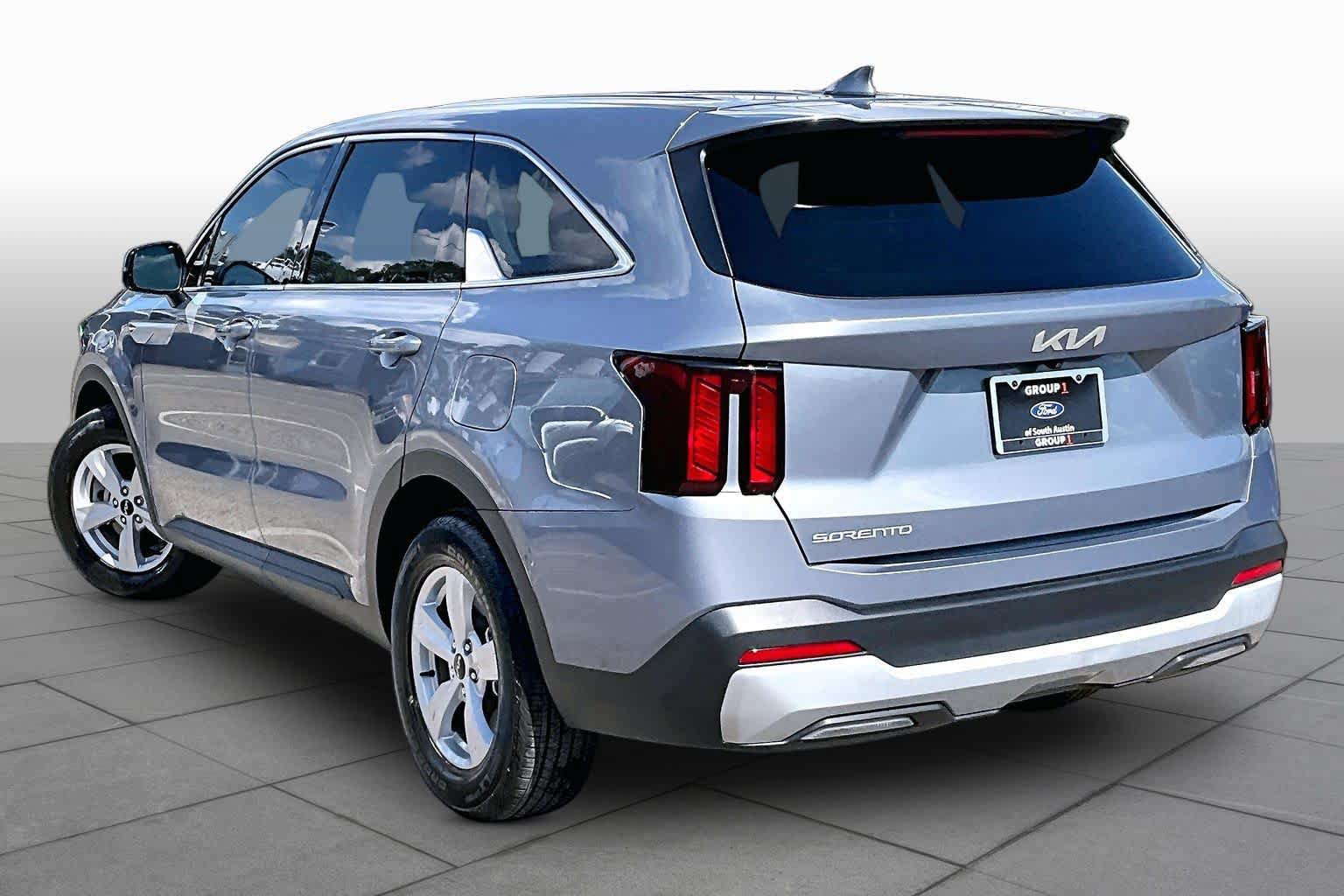 Used 2025 Kia Sorento LX FWD image 6