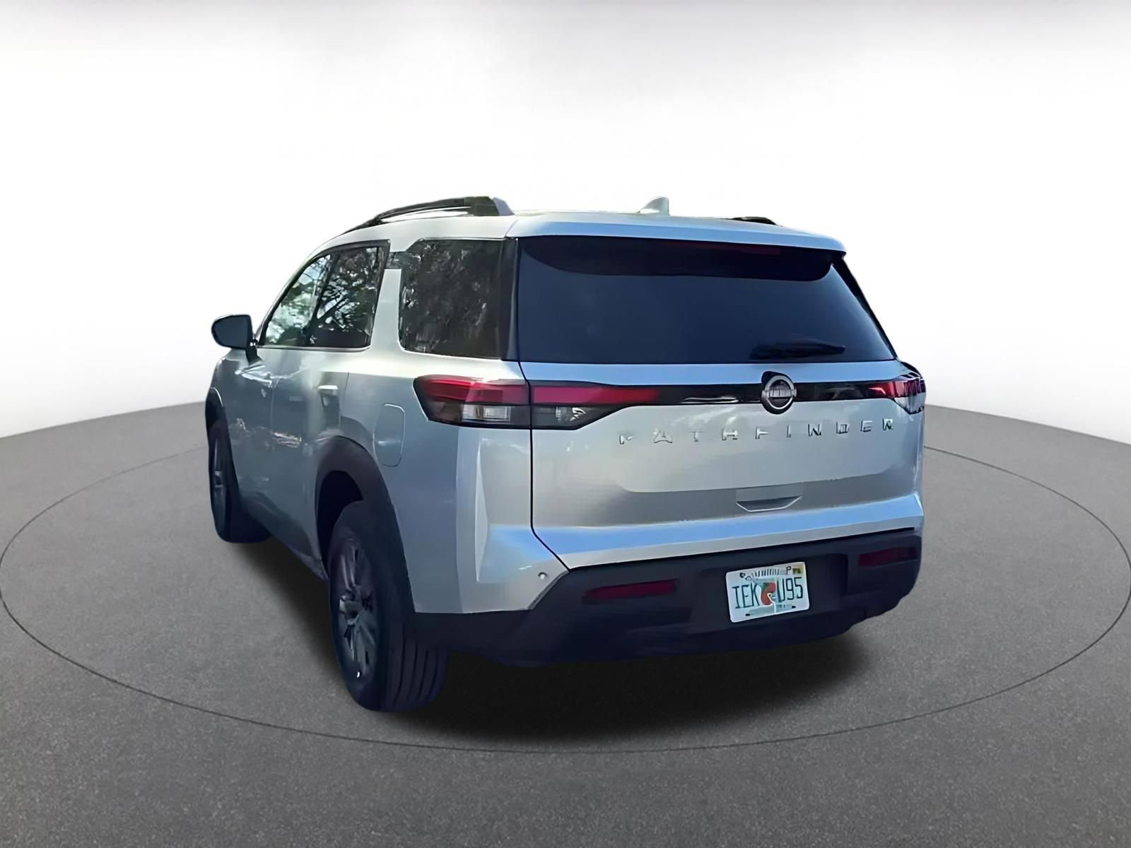Used 2025 Nissan Pathfinder SV FWD image 11