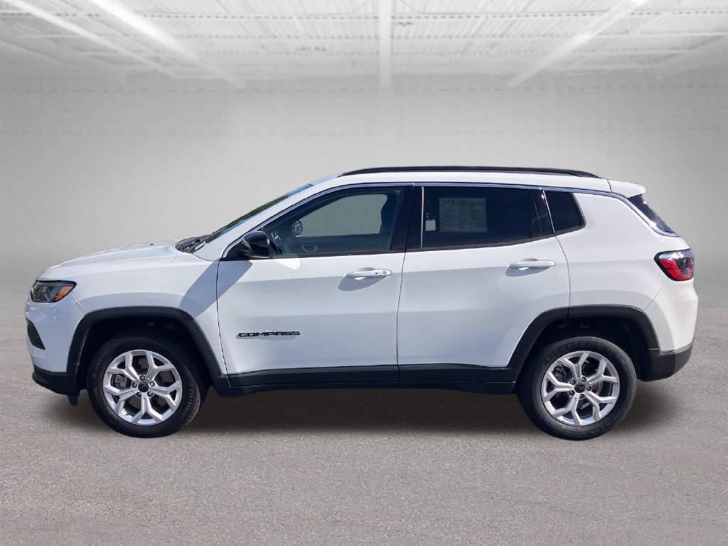 Used 2025 Jeep Compass Latitude AWD/4WD image 3
