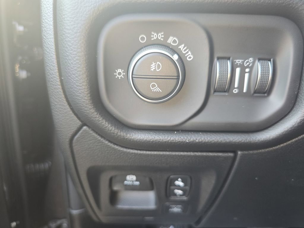 New 2026 RAM 1500 4x4 Crew Cab image 23