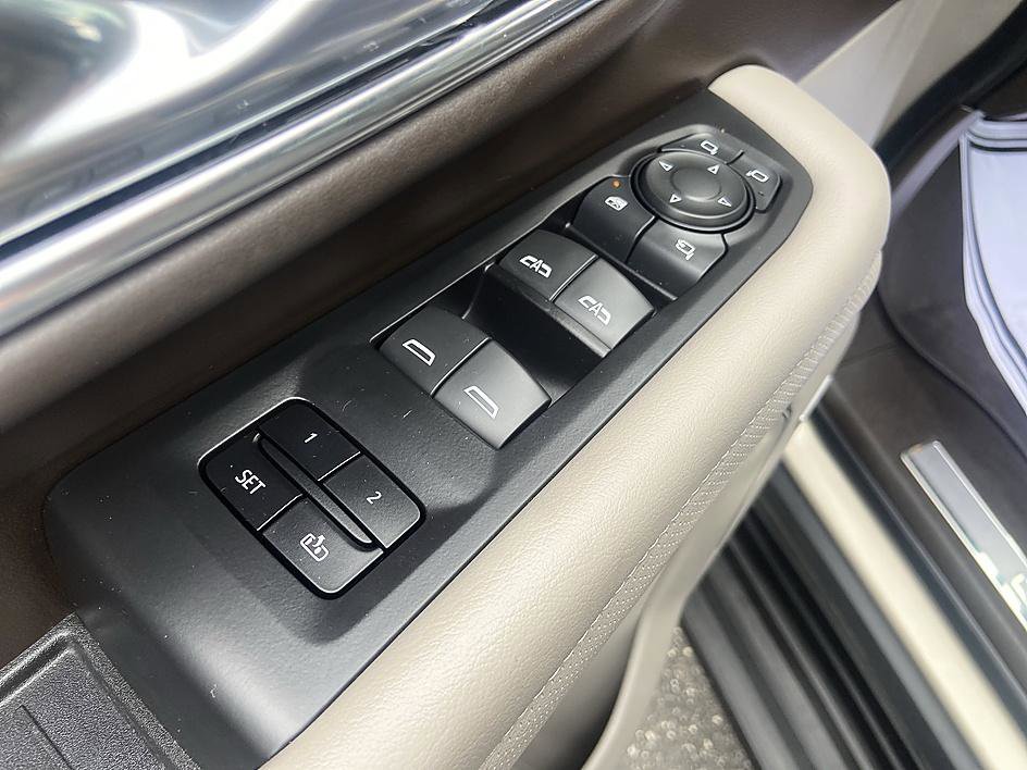 Used 2024 GMC Yukon SLT w/ SLT Luxury Package AWD/4WD image 10