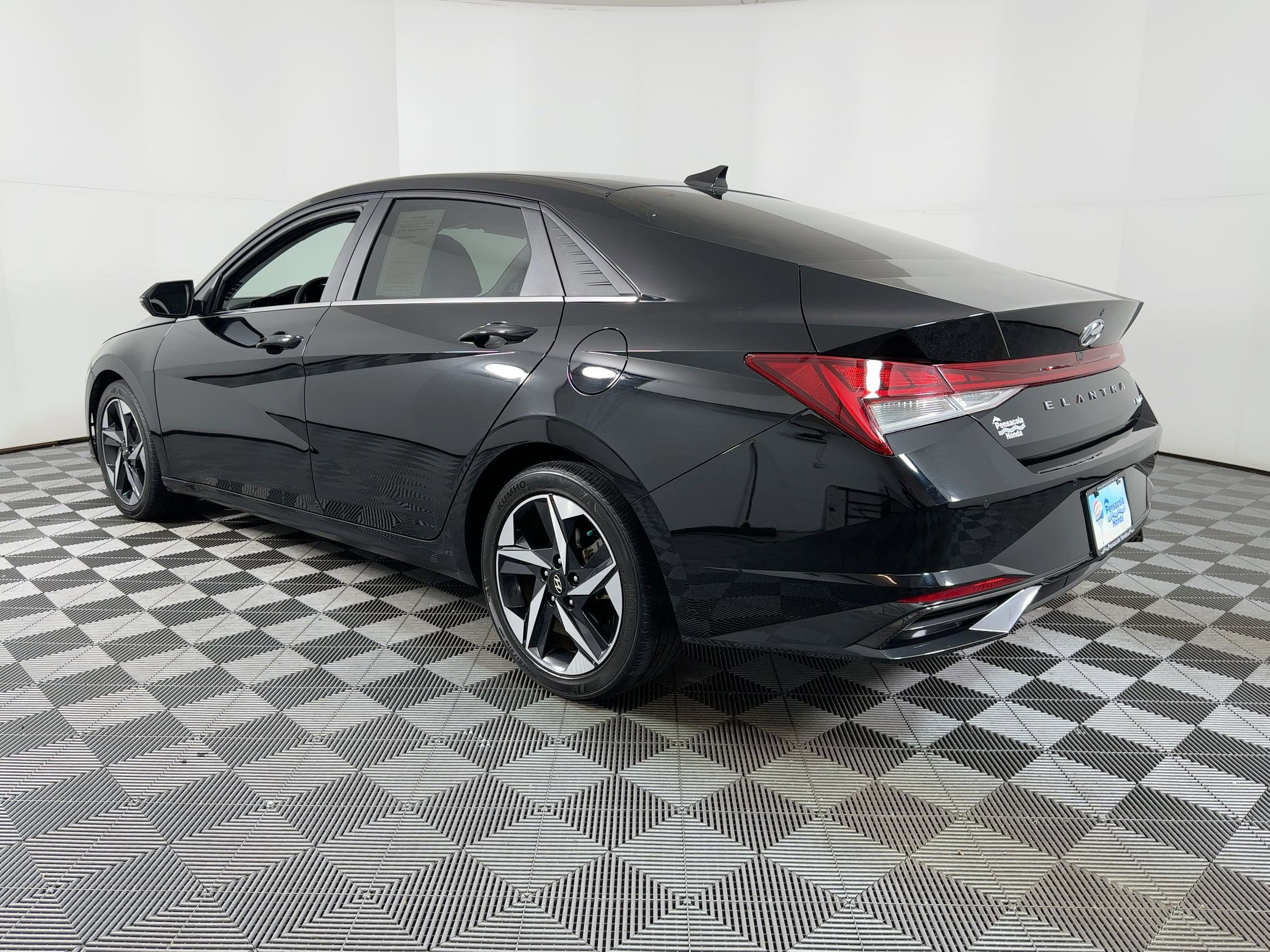 Used 2023 Hyundai Elantra Limited image 2