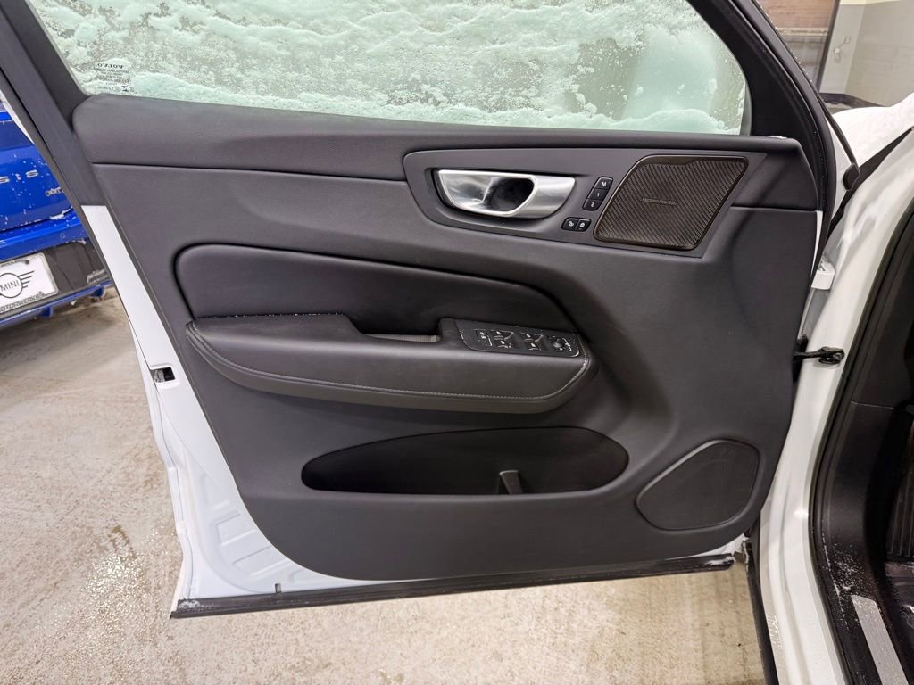 Used 2023 Volvo XC60 B5 Plus image 10
