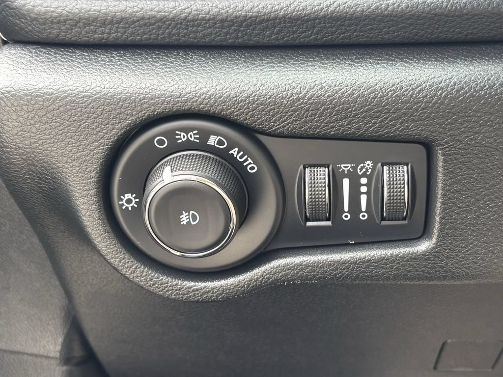 Used 2025 Chrysler Pacifica Limited FWD image 21