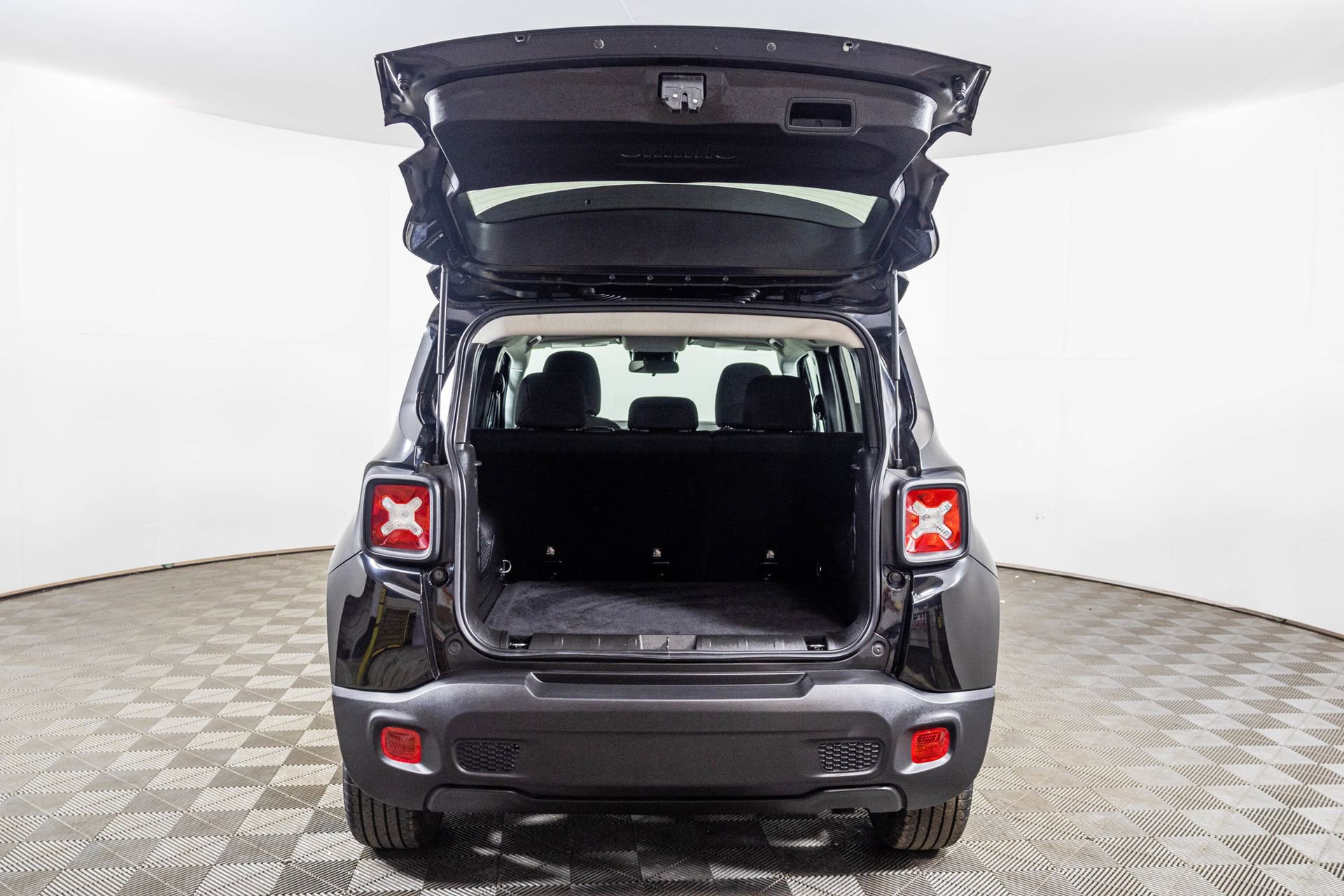 Used 2019 Jeep Renegade Latitude w/ Cold Weather Group image 41