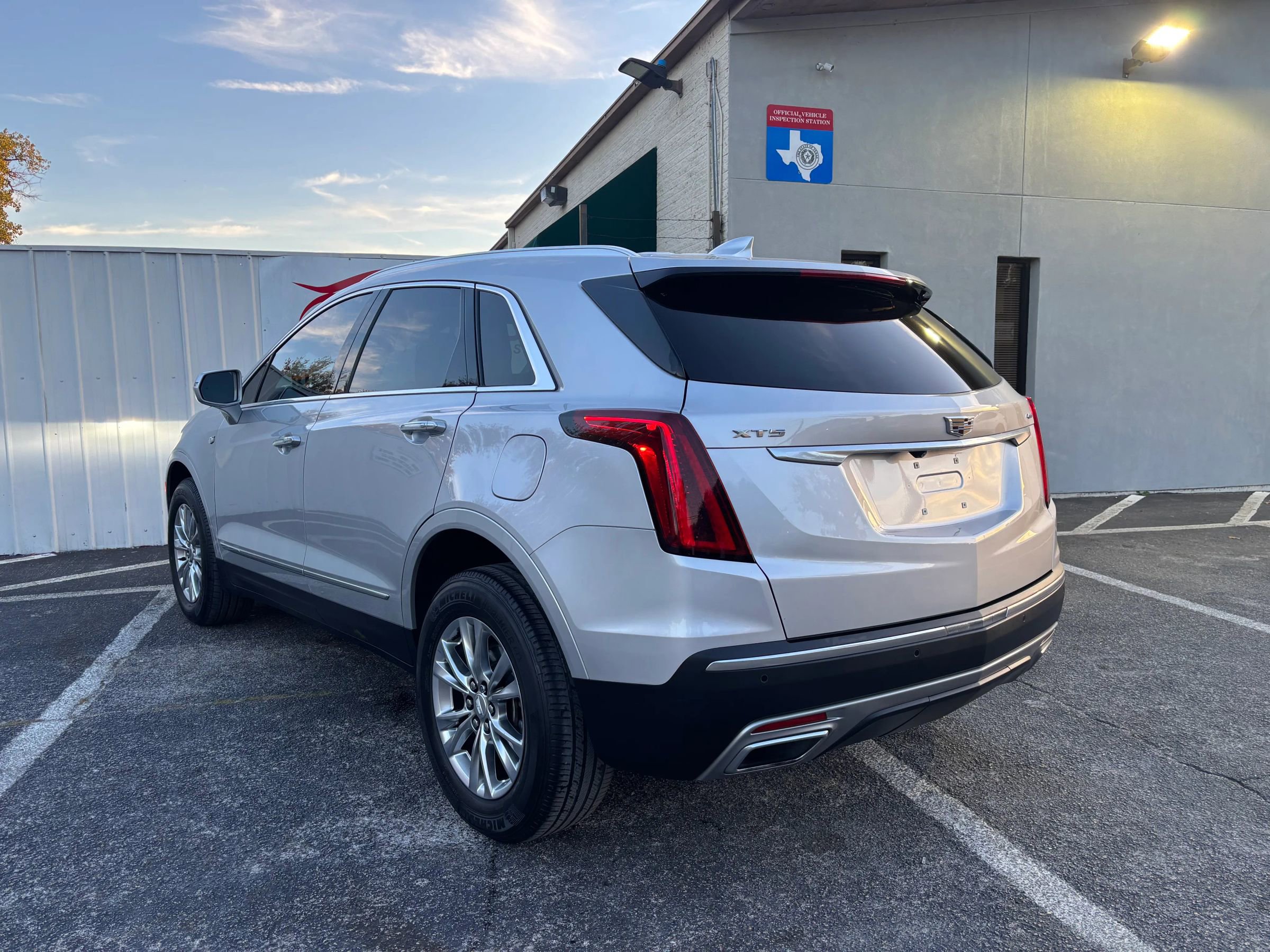 Used 2020 Cadillac XT5 Premium Luxury image 3