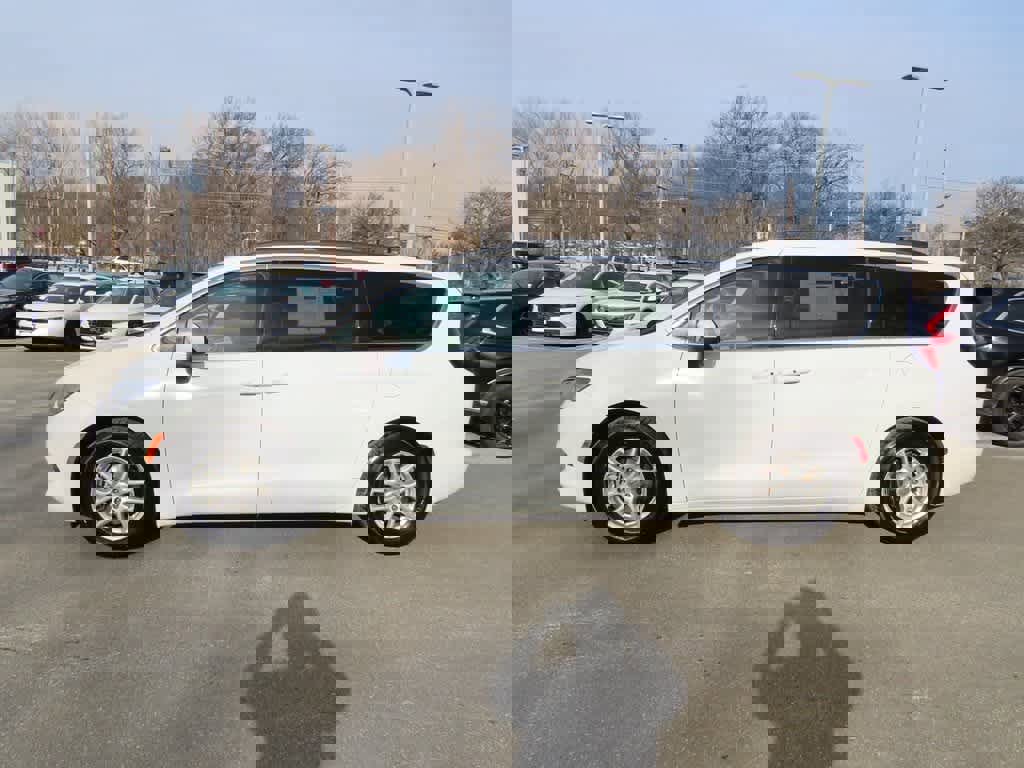 Used 2021 Chrysler Voyager Lxi image 3