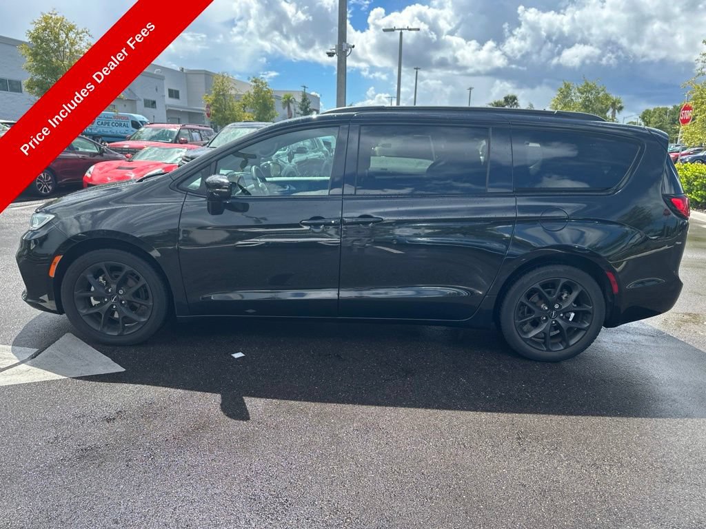 Used 2022 Chrysler Pacifica Touring-L w/ S Appearance Package FWD image 2