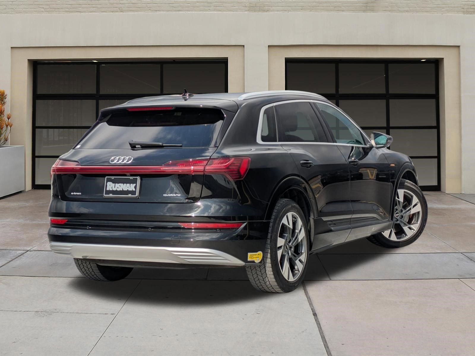 Used 2022 Audi e-tron Premium image 4