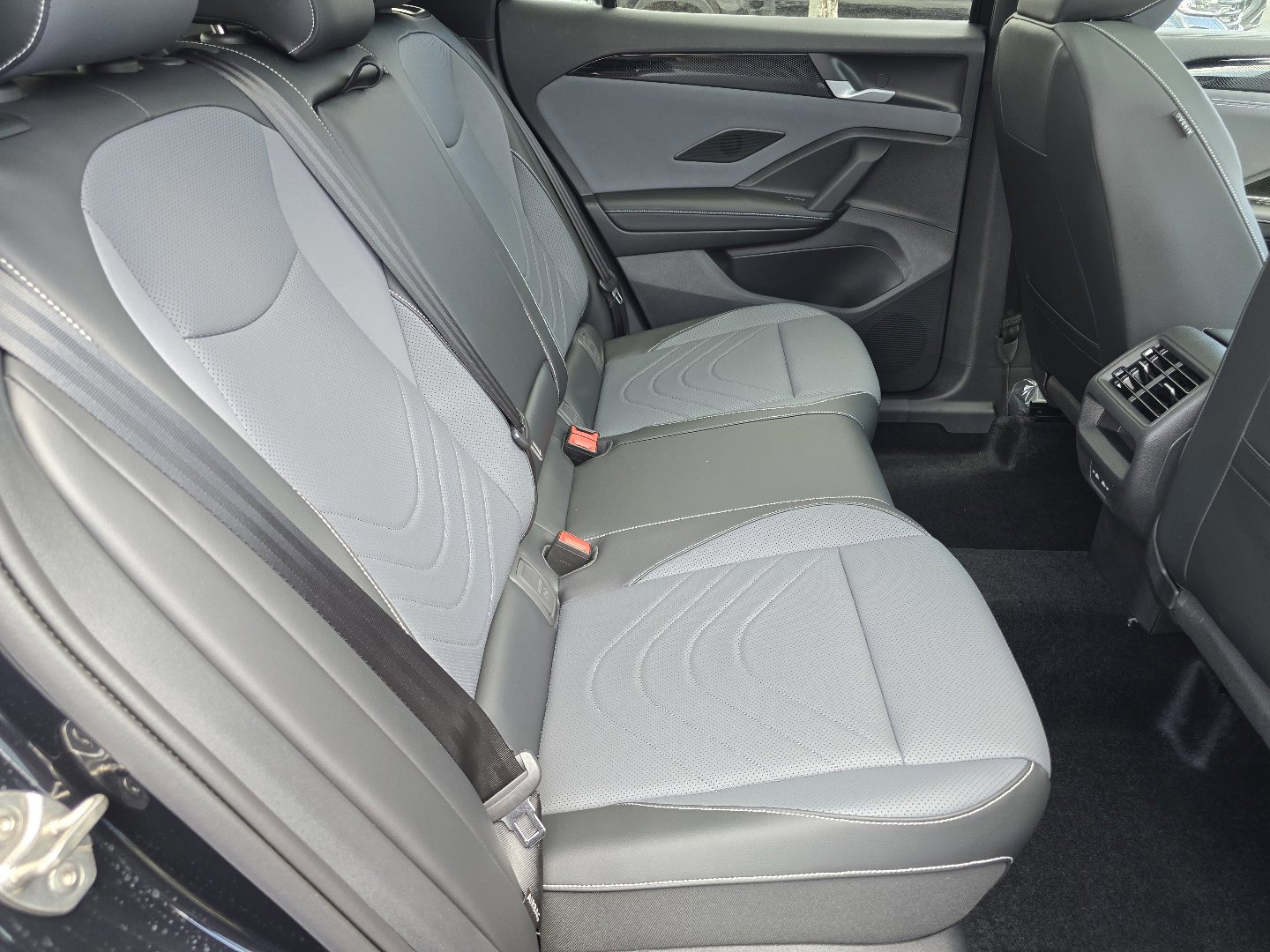 New 2026 Volkswagen Tiguan SE R-Line AWD/4WD image 13
