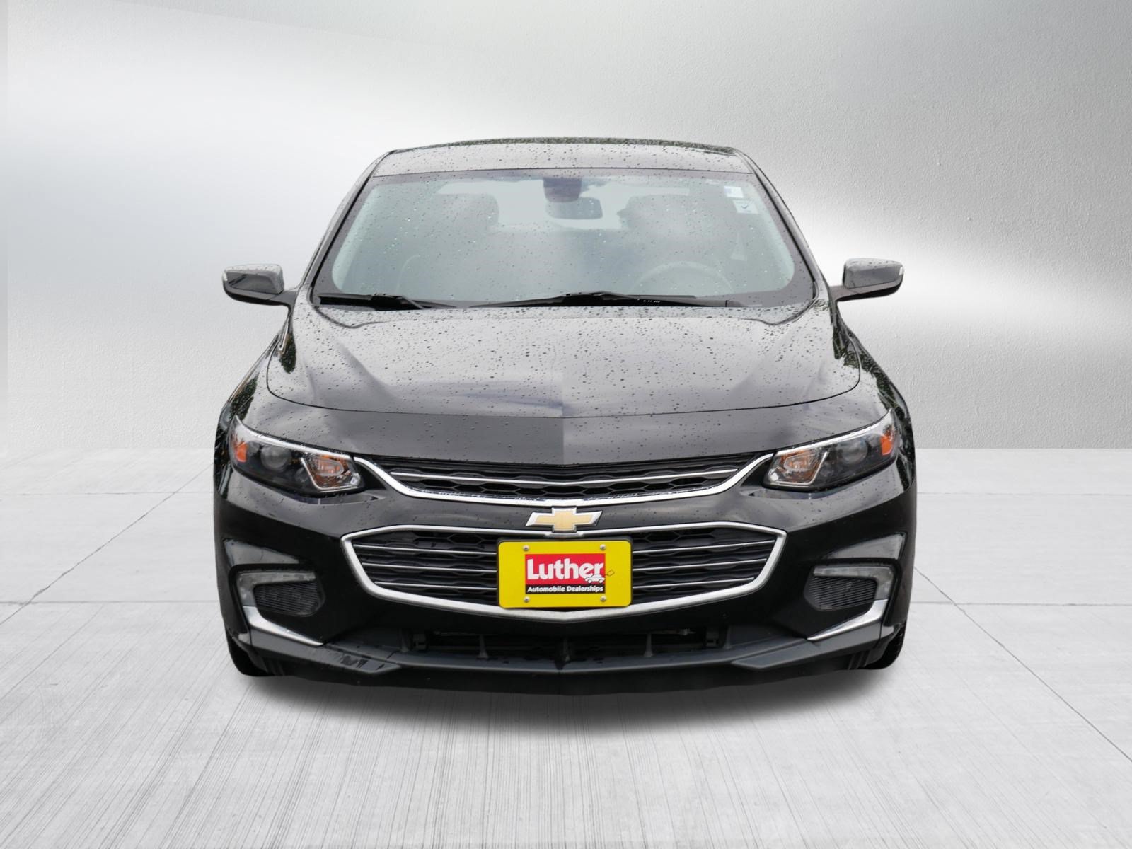 Used 2017 Chevrolet Malibu LT w/ Leather Package FWD image 2