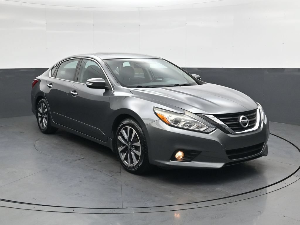 Used 2017 Nissan Altima 2.5 SV w/ Convenience Package FWD image 2