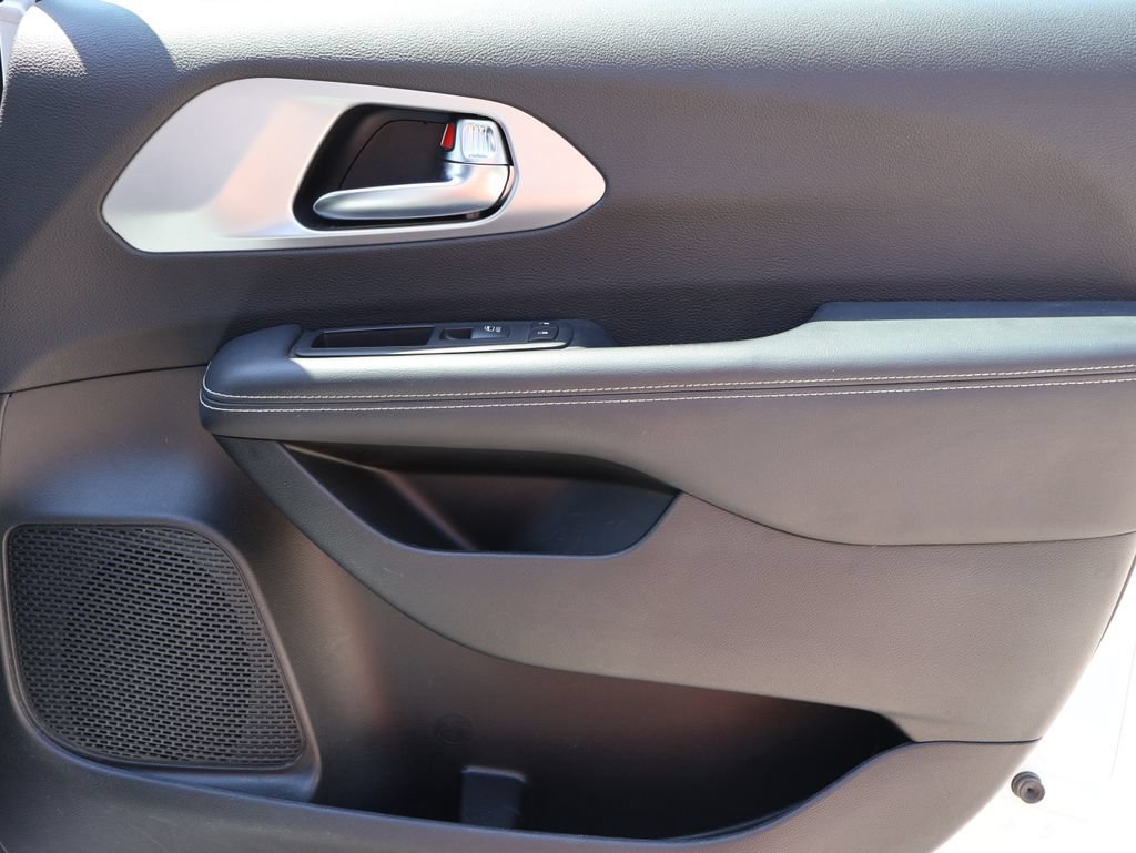 Used 2025 Chrysler Pacifica Limited FWD image 7