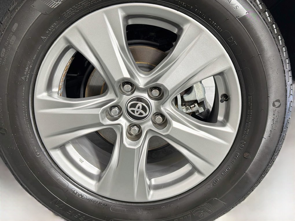 Used 2025 Toyota RAV4 XLE FWD image 32