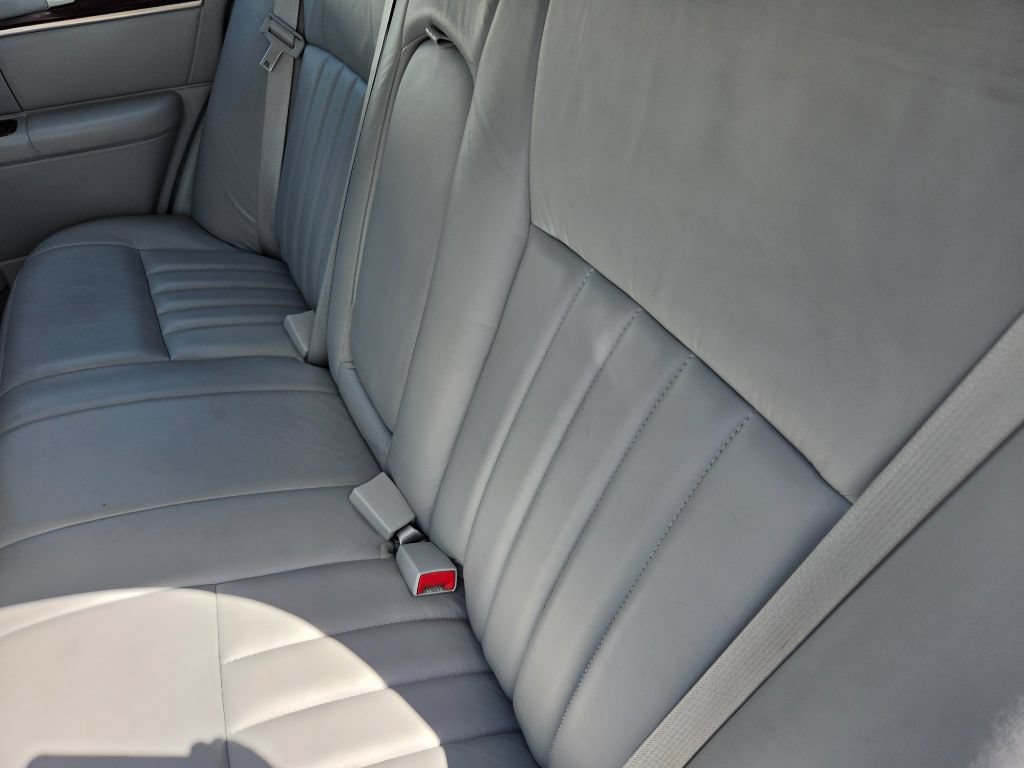 Used 2005 Lincoln Town Car Signature RWD image 28