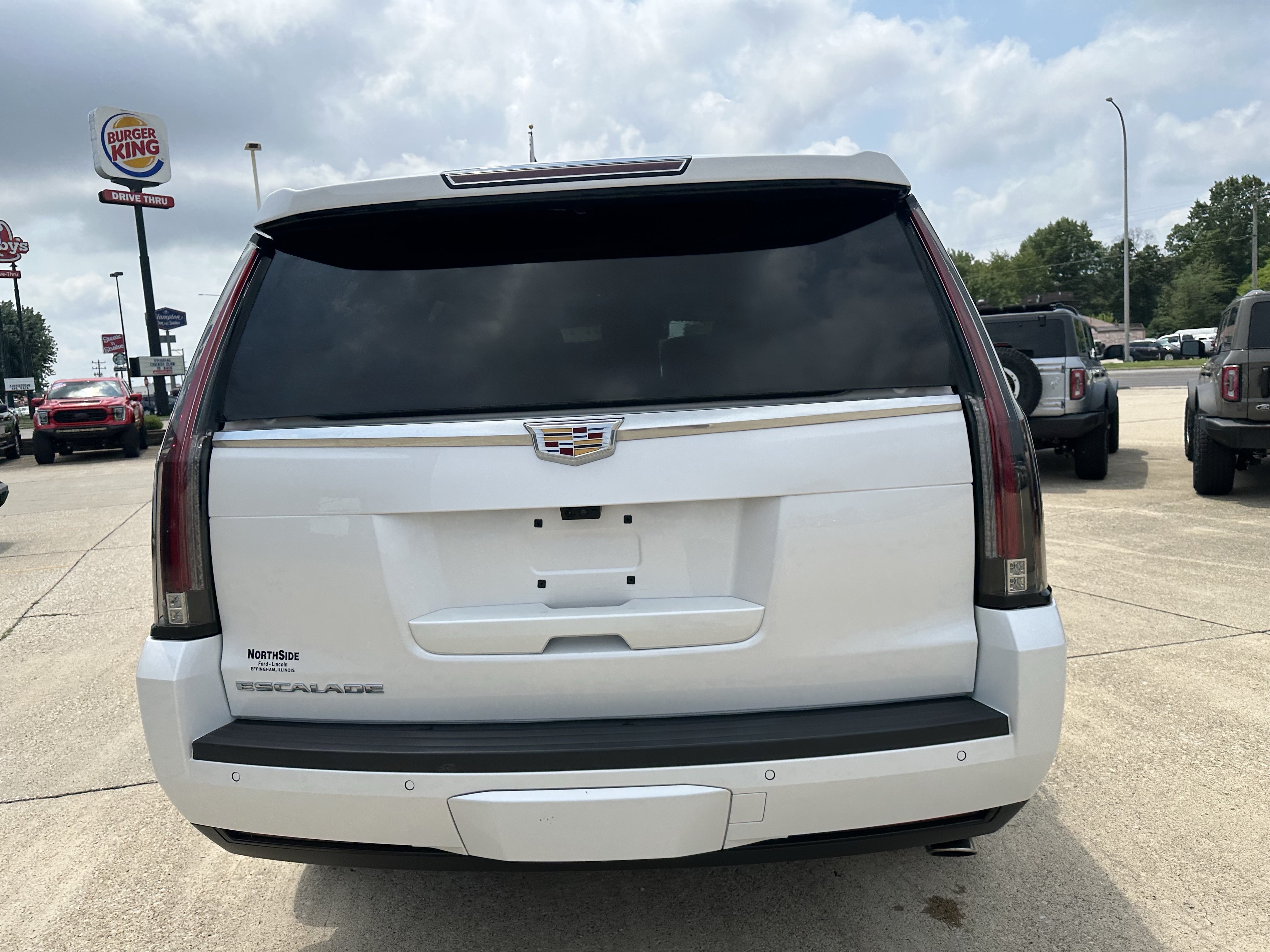 Used 2020 Cadillac Escalade Premium Luxury AWD/4WD image 4