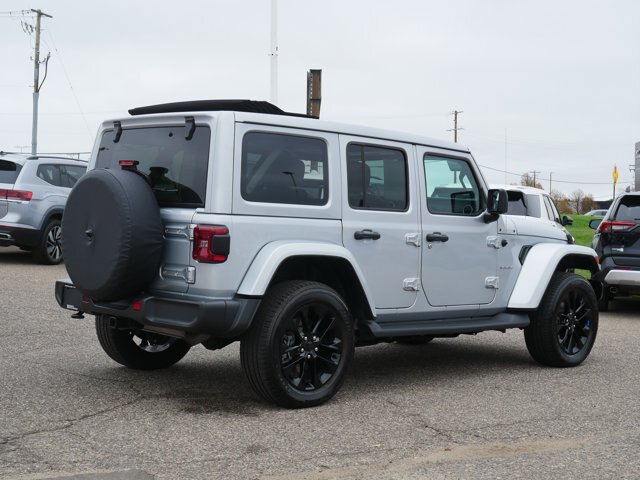 Used 2023 Jeep Wrangler Unlimited Sahara w/ Cold Weather Group AWD/4WD image 3