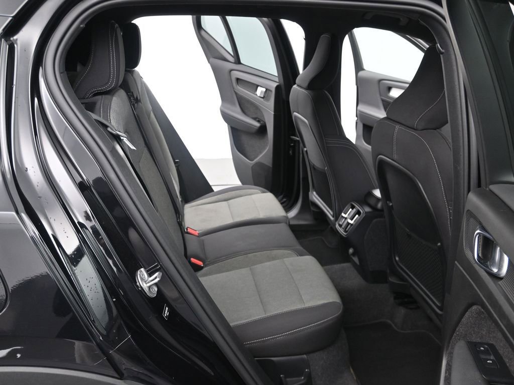 Used 2024 Volvo XC40 B5 Core image 12