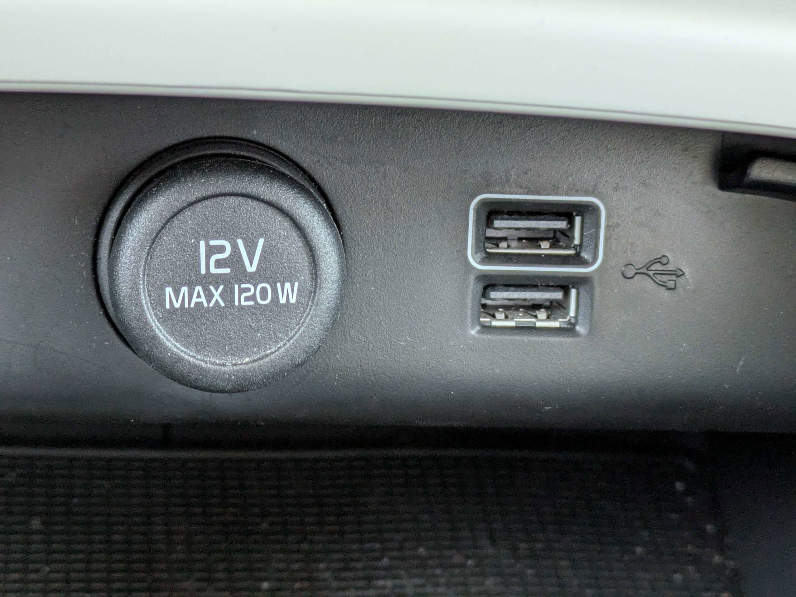 Used 2021 Volvo XC40 T4 Momentum image 23