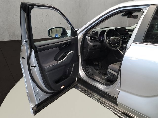 Used 2023 Toyota Highlander L FWD image 16