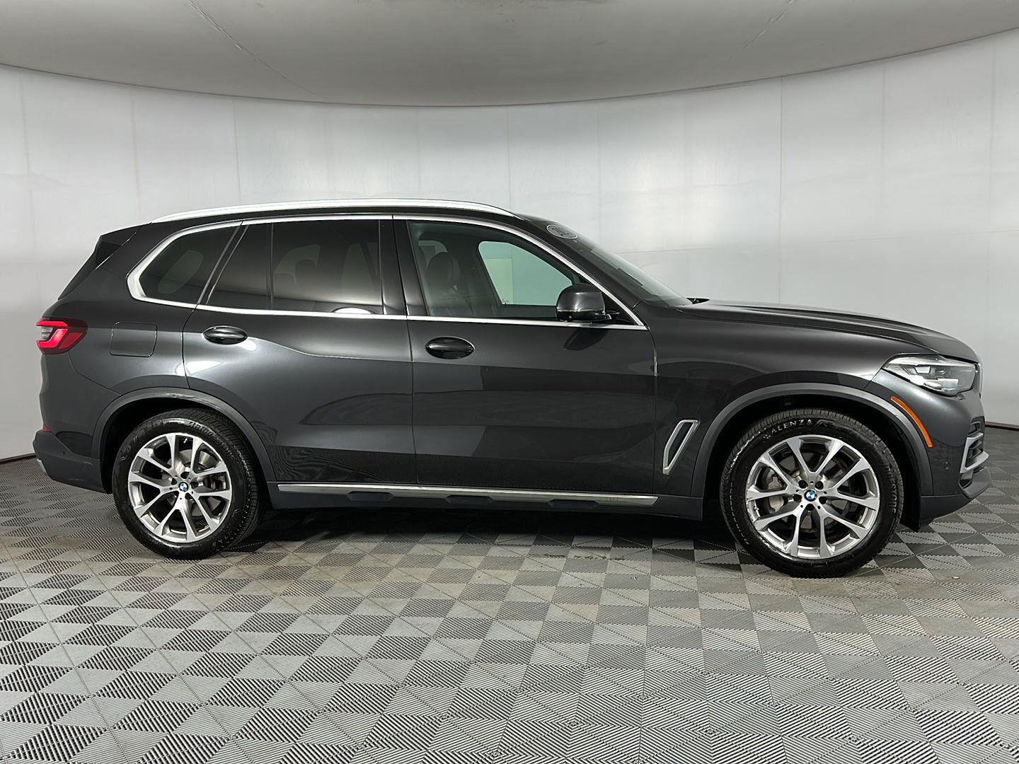 Used 2023 BMW X5 xDrive40i w/ Parking Assistance Package AWD/4WD image 31