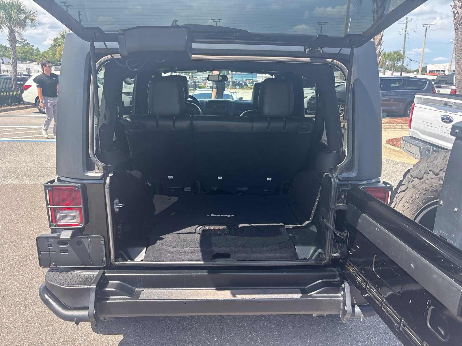 Used 2017 Jeep Wrangler Unlimited Sahara AWD/4WD image 10