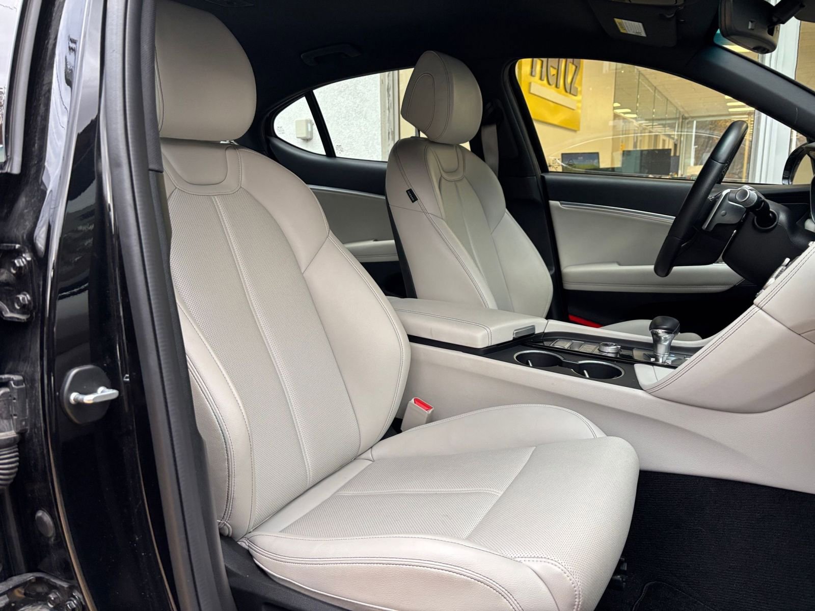 Used 2025 Genesis G70 2.5T image 28