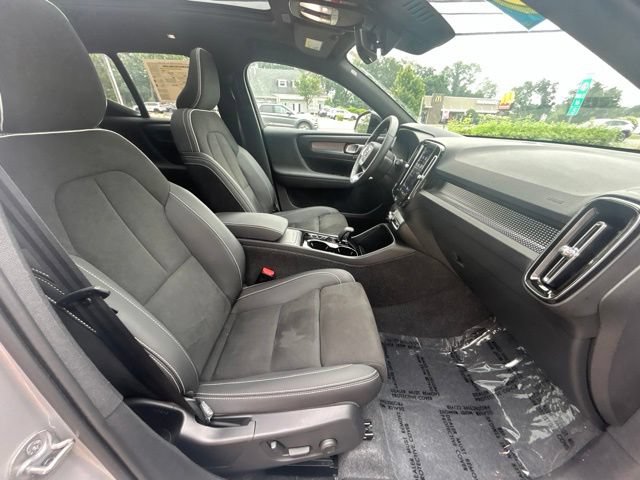 Certified 2025 Volvo XC40 B5 Plus AWD/4WD image 15