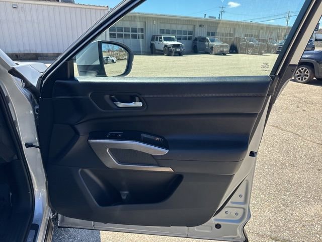 Used 2023 Nissan Pathfinder Platinum AWD/4WD image 16