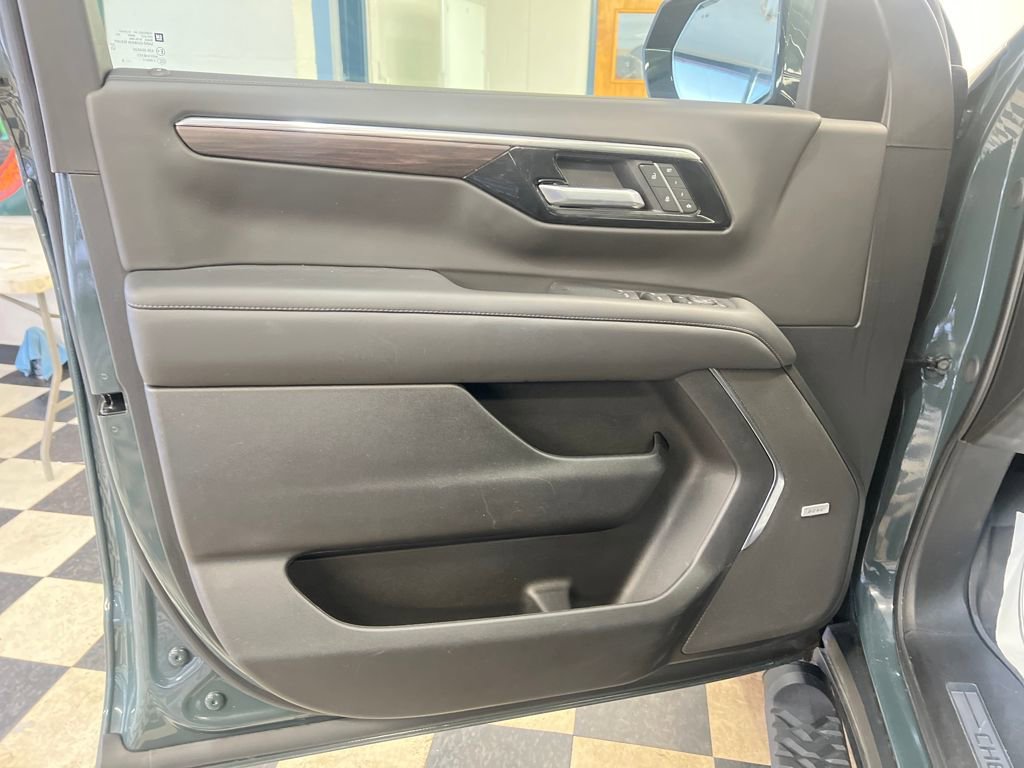 Used 2025 Chevrolet Tahoe Z71 w/ Comfort Package image 38
