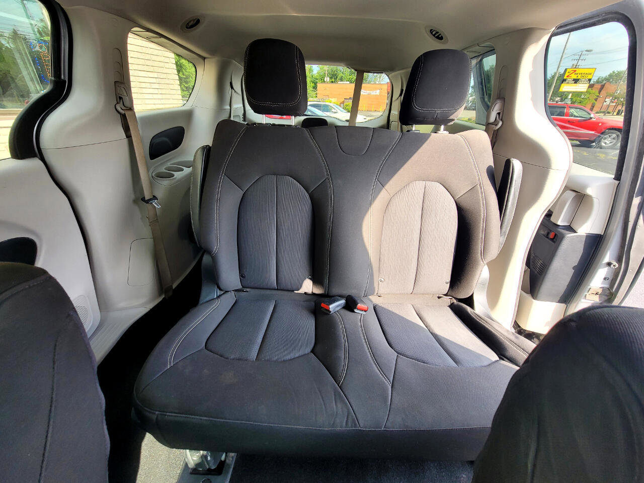Used 2020 Chrysler Voyager L image 30