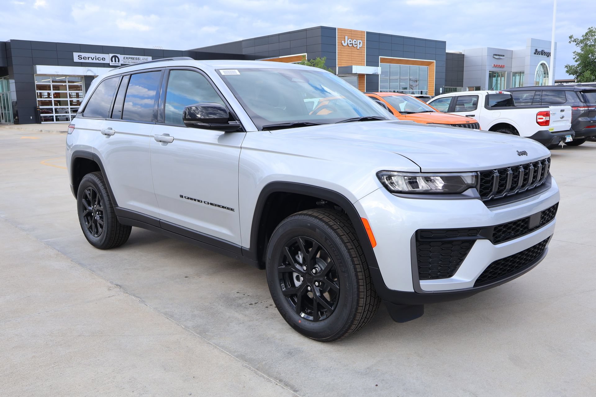New 2026 Jeep Grand Cherokee Altitude RWD image 1