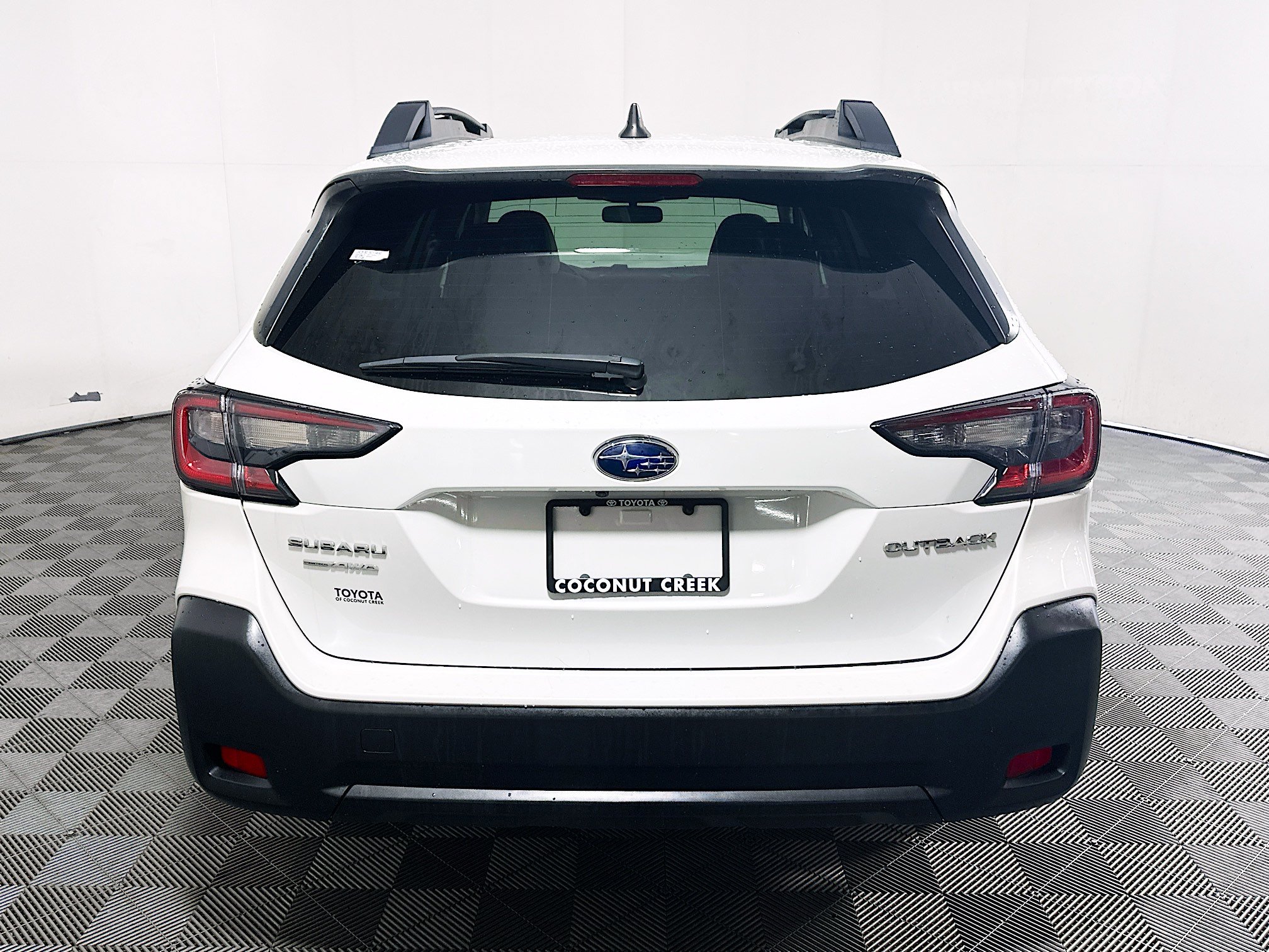 Used 2023 Subaru Outback Premium AWD/4WD image 4