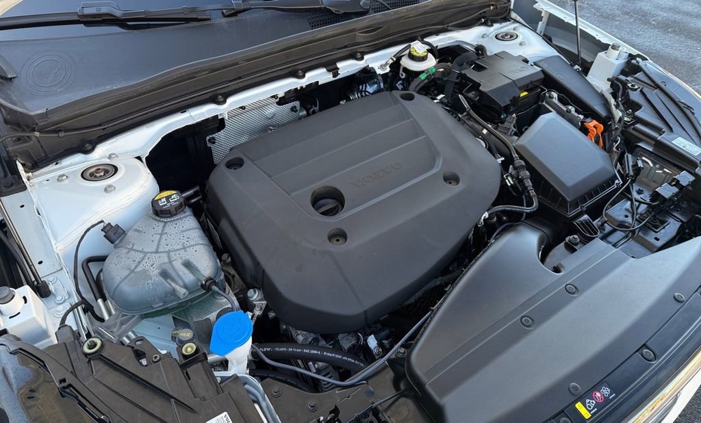 Used 2025 Volvo XC40 B5 Core image 28