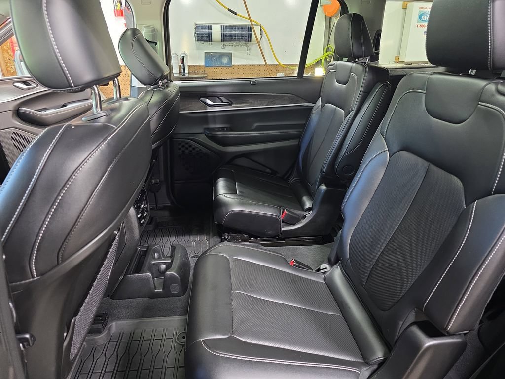 Used 2023 Jeep Grand Cherokee L Limited w/ Luxury Tech Group II AWD/4WD image 14