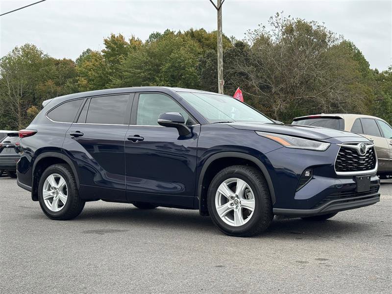 Used 2024 Toyota Highlander LE image 3
