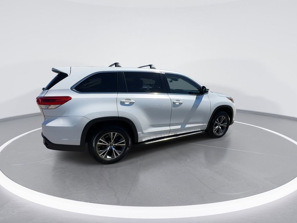 Used 2017 Toyota Highlander LE w/ Carpet Mat Package FWD image 14