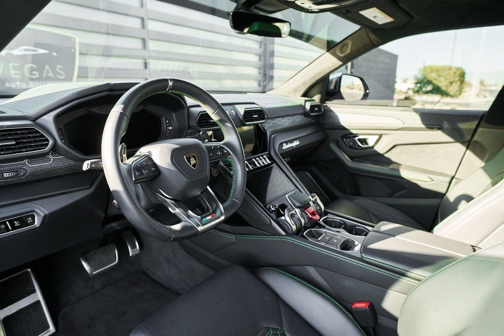 Used 2021 Lamborghini Urus image 2
