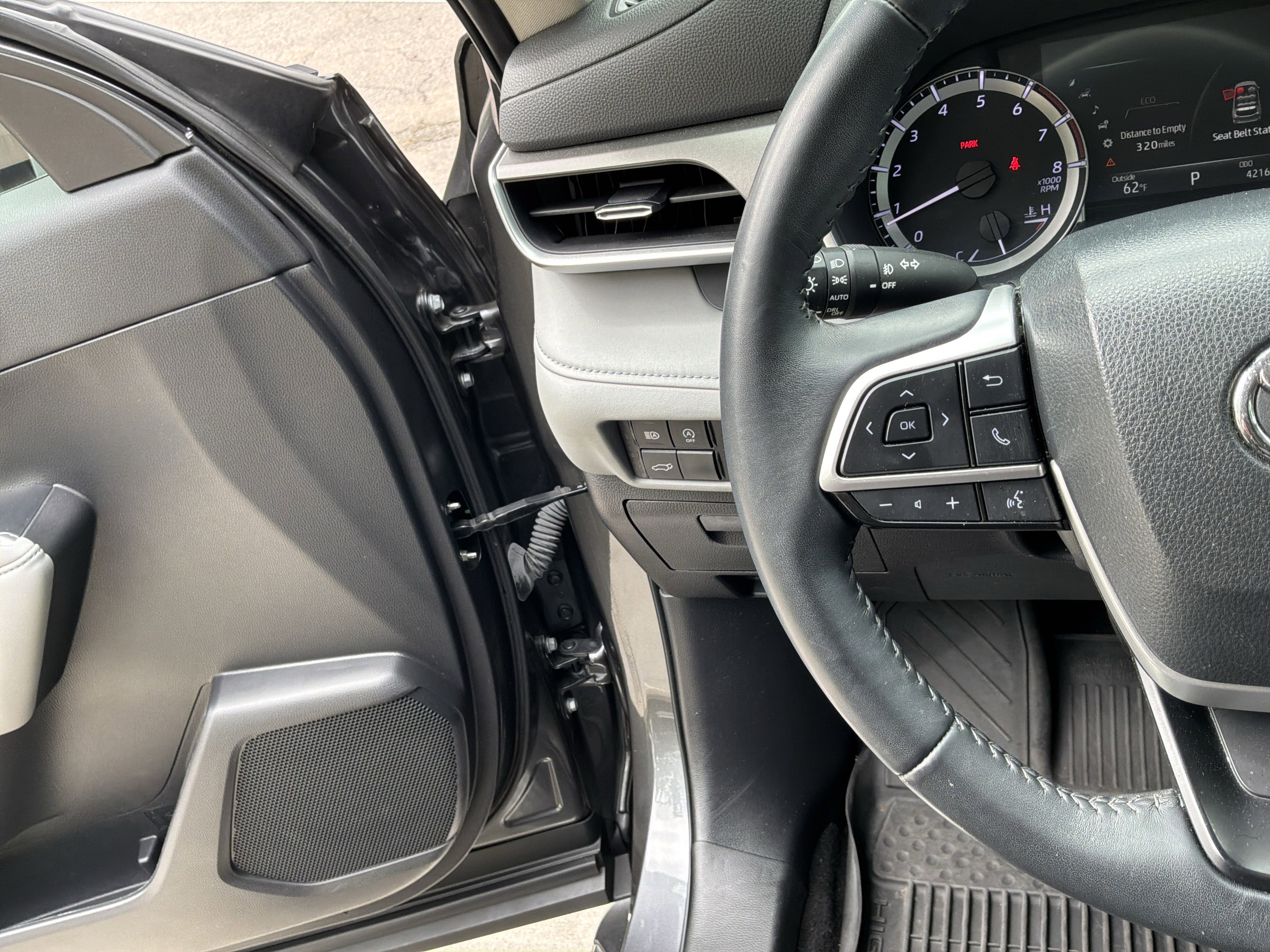 Used 2023 Toyota Highlander XLE FWD image 19