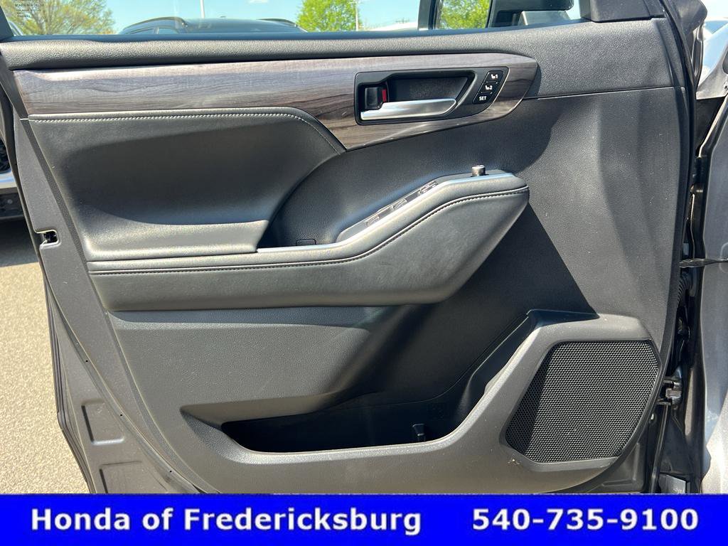 Used 2022 Toyota Highlander Platinum AWD/4WD image 16