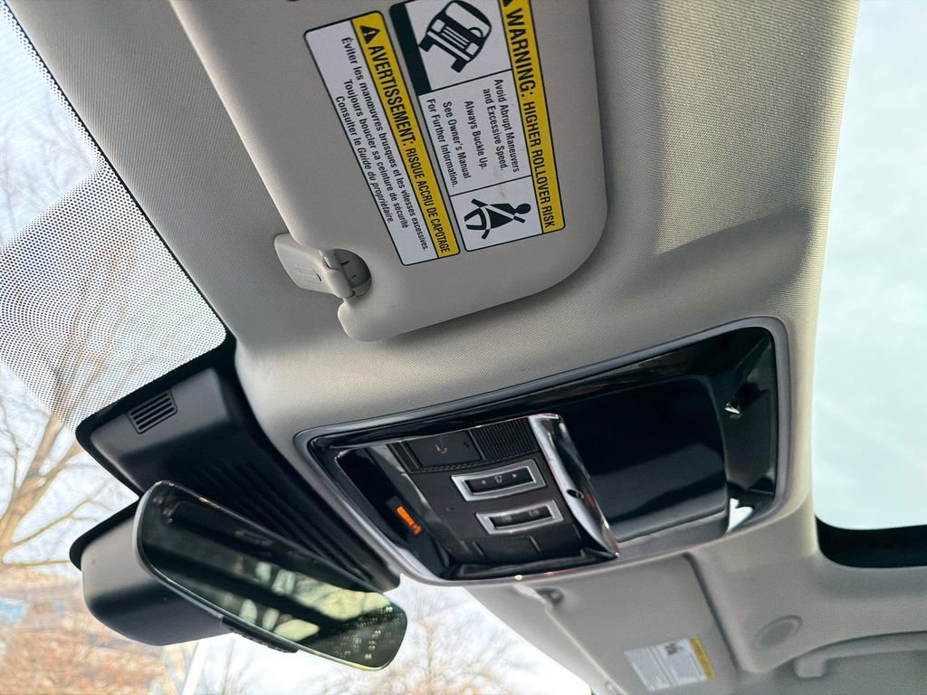 Used 2025 Land Rover Range Rover Velar Dynamic SE image 32