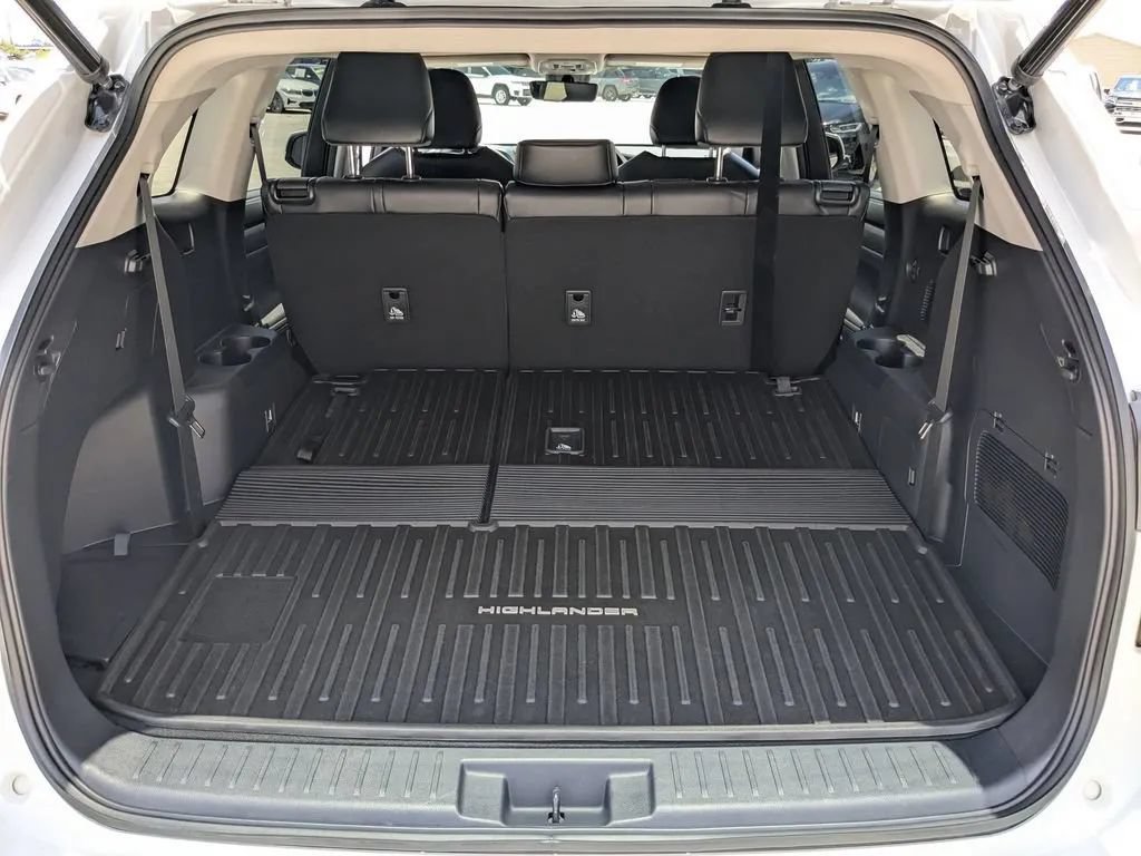 Used 2023 Toyota Highlander XLE FWD image 14