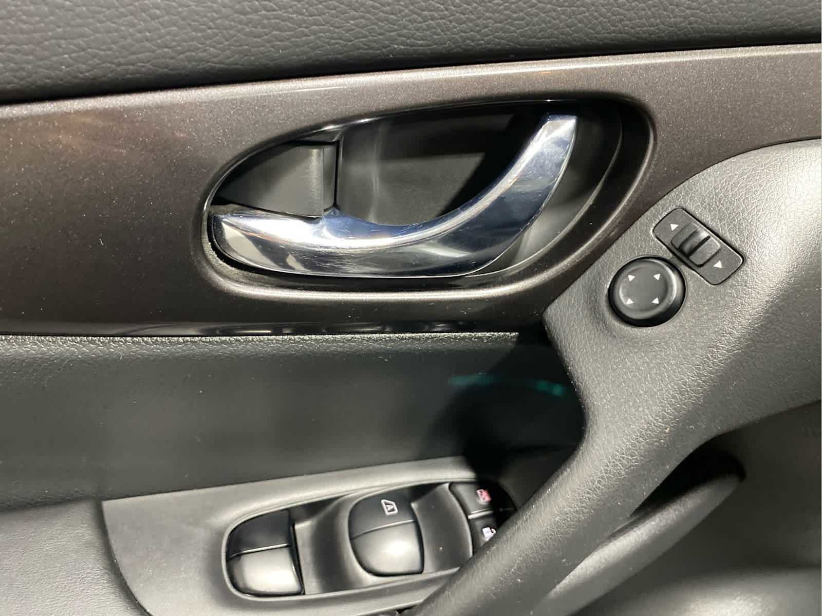 Used 2019 Nissan Rogue SV image 10