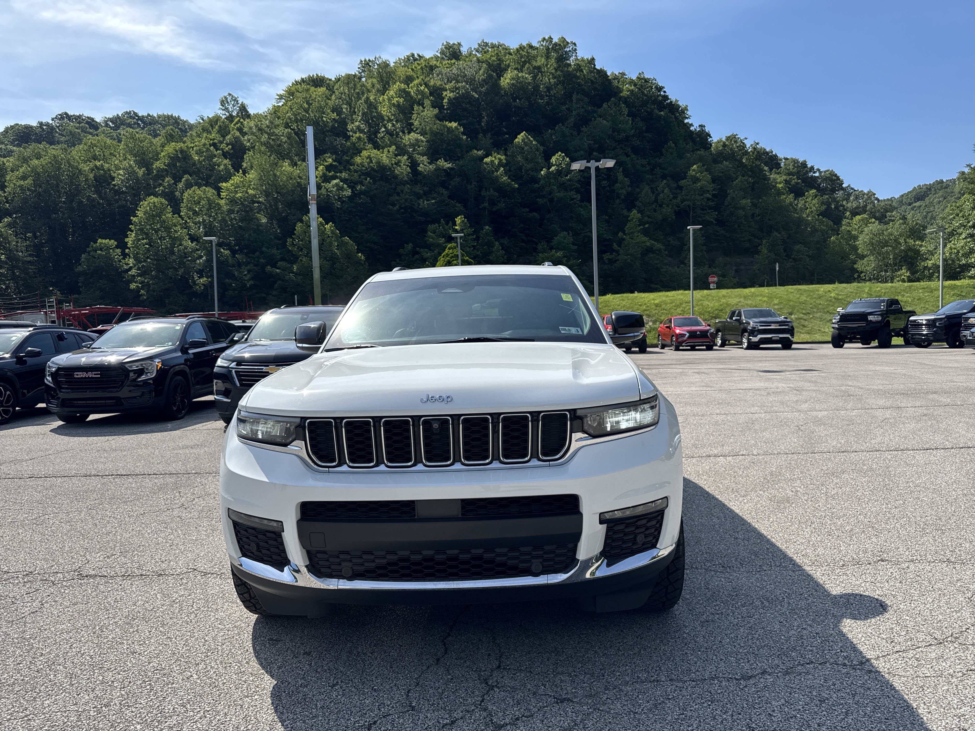 Used 2023 Jeep Grand Cherokee L Limited w/ Luxury Tech Group II AWD/4WD image 3